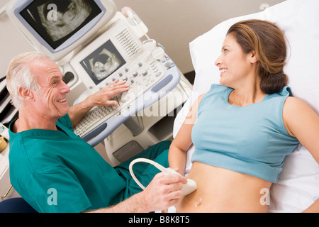 Arzt den Patienten einen Ultra-Sound Stockfoto