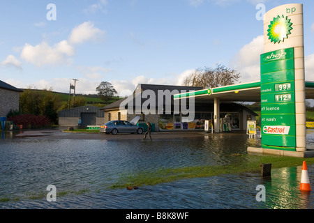 Hochwasser an einer Tankstelle, Kendal, Cumbria Stockfoto