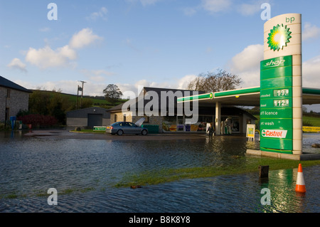 Hochwasser an einer Tankstelle, Kendal, Cumbria Stockfoto