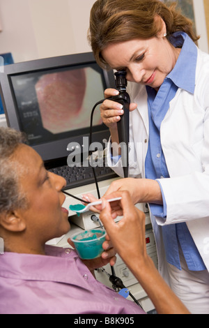 Arzt-Check-Up am Patienten Stockfoto