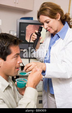 Arzt-Check-Up am Patienten Stockfoto