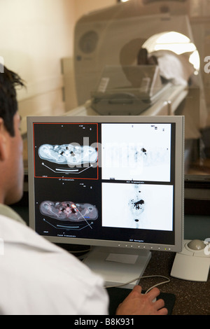 Herr Doktor Monitoring Patienten mit Computertomographie Axial (CAT) Scan Stockfoto