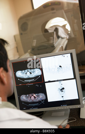 Herr Doktor Monitoring Patienten mit Computertomographie Axial (CAT) Scan Stockfoto