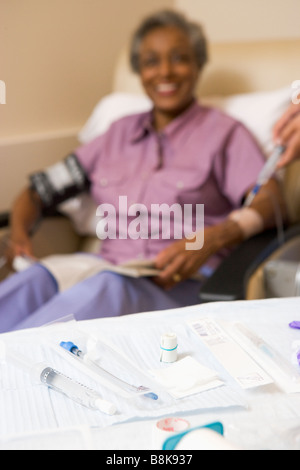 Medizinische Ausrüstung auf einem Tisch mit einem Patienten im Hintergrund Stockfoto