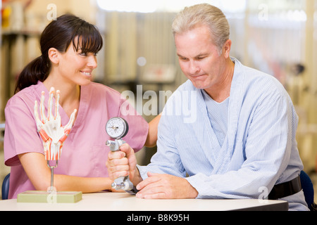 Krankenschwester mit Patienten In der Rehabilitation Stockfoto