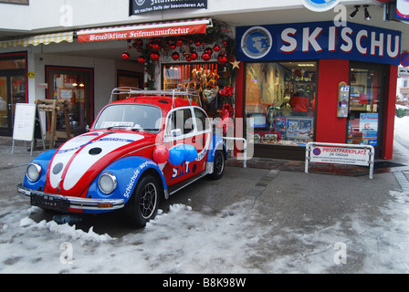 Schwarze Bretter mit VW Werbung Skischule Mayrhofen-Österreich-Tirol Stockfoto