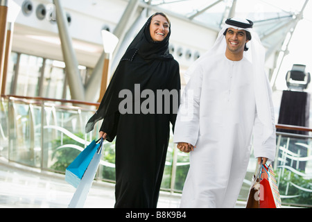 Paare, die in der Mall, Hand in Hand und lächelt (Tiefenschärfe) Stockfoto