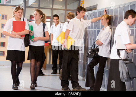 Schülerinnen und Schüler in einer Schule Halle Stockfoto