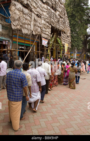 Indien Tamil Nadu Madurai Pongal Erntefest hindu-Pilger Queueing, Tempel zu betreten Stockfoto