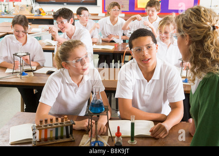 Studierende Wissenschaft experimentieren im Klassenzimmer Stockfoto