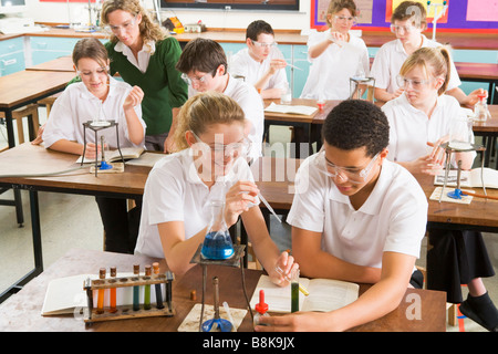 Studierende Wissenschaft experimentieren im Klassenzimmer Stockfoto