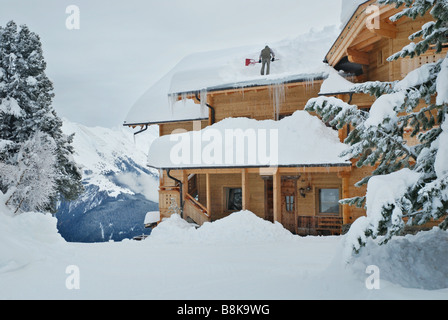 Schneeräumung bilden das Dach bei Penkenbahn Tirol Österreich Stockfoto