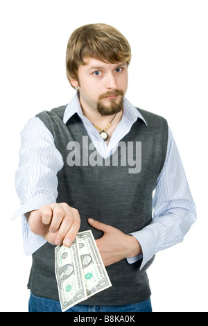 Ein junger Mann mit 2 Dollar konzentrierte sich auf Rechnungen Stockfoto