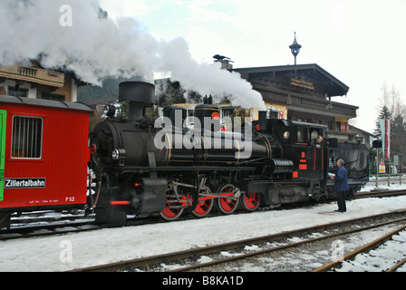 Zillertalbahn antiken Dampfeisenbahn mit Lok Motor in Mayrhofen Zillertal Tirol Österreich Stockfoto