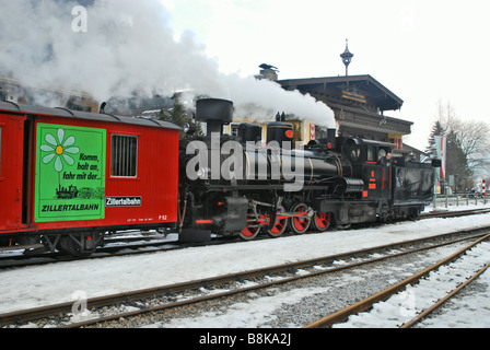 Zillertalbahn antiken Dampfeisenbahn mit Lok Motor in Mayrhofen Zillertal Tirol Österreich Stockfoto