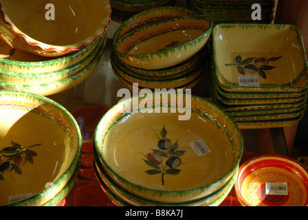 Schalen dekoriert mit Oliven in Souvenir-Shop, Javea / Xabia, Provinz Alicante, Comunidad Valenciana, Spanien Stockfoto