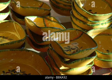 glasierte Schalen dekoriert mit Oliven in Souvenir-Shop, Javea / Xabia, Provinz Alicante, Comunidad Valenciana, Spanien Stockfoto