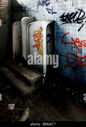 Graffiti an den Wänden eines verlassenen Gebäudes. Stockfoto