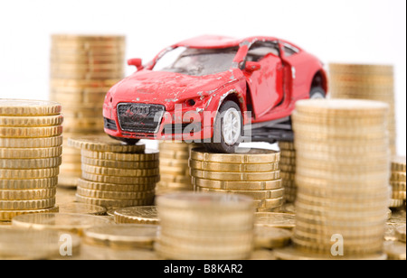 Modellauto mit Münzen gebrochen Stockfoto