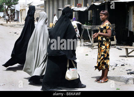Ein skeptiker Suchen modern gekleidet christliche Frau in muslimischen Frauen das Tragen einer Burka. Maiduguri, Borno State, Nigeria Stockfoto