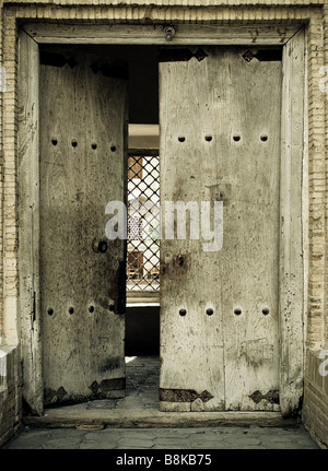 Schließen Sie herauf Bild der antiken Türen Stockfoto