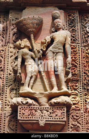 Rajarani Tempel-paar auf Lotus steht über dem Vorjahreswert von Agni auf der südlichen Wand oberen Fries. Orissa, Bhubaneshwar, Indien Stockfoto