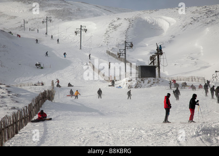 Glenshee Ski Centre Cairngorms National Park; Holzzäune, Urlaub, Skifahren, Skifahrer, Gipfel, Piste. Schottische Winterschneeszene; Braemar, Schottland, Großbritannien Stockfoto