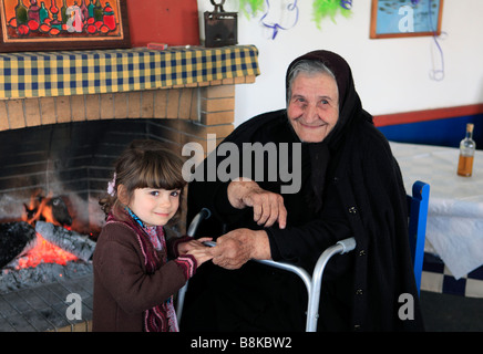 Griechenland-Porträt einer alten Witwe mit kleinen Mädchen Stockfoto