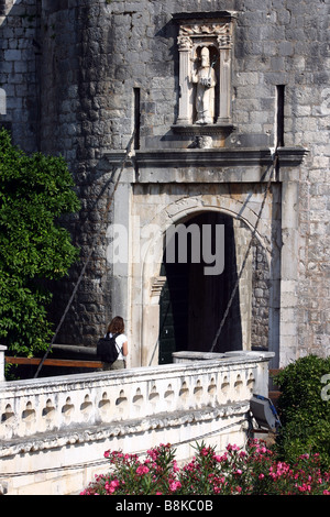 Die Pile Tor in Dubrovnik Altstadt mit Statue des Schutzpatrons von Dubrovnik, St. Blasius in Kroatien Stockfoto