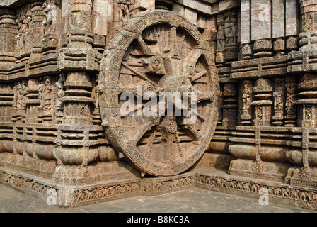 Konark Sun Temple, eines der Räder mit Blick nach Osten. Blick von der Süd-Ostseite mit dekorativen Details. Orissa, Indien. Stockfoto