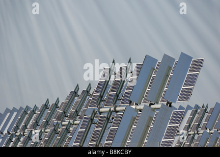 Dieses Kraftwerk Photovoltaik PV Tracker Konzentrationseinheiten erzeugen reinigen von der Sonne Solúcar Abengoa Plattform Spanien Stockfoto