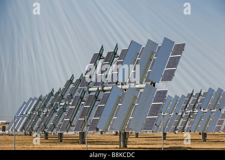 Dieses Kraftwerk Photovoltaik PV Tracker Konzentrationseinheiten erzeugen reinigen von der Sonne Solúcar Abengoa Plattform Spanien Stockfoto