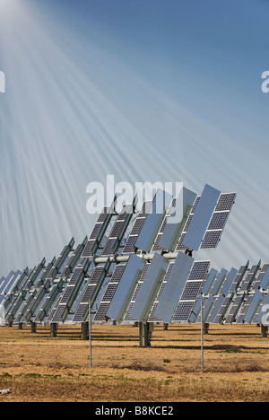 Dieses Kraftwerk Photovoltaik PV Tracker Konzentrationseinheiten erzeugen reinigen von der Sonne Solúcar Abengoa Plattform Spanien Stockfoto