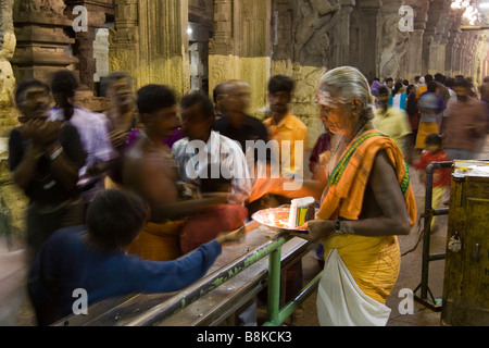 Indien-Tamil Nadu Madurai Sri-Meenakshi-Tempel Anbeter am Schrein von Priester gesegnet Stockfoto