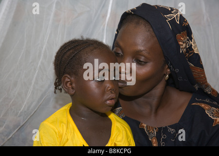 Unter einem Moskitonetz schlafen jede Nacht verhindert, dass Malaria, die durch den Stich einer infizierten Mücke übertragen wird. Stockfoto