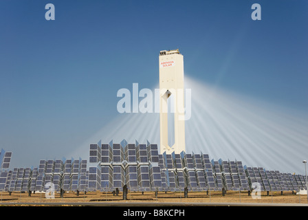 Das Solarturmkraftwerk PS10 produziert saubere thermoelektrische Strom aus der Sonne - Abengoa Solúcar Plattform in Andalusien Spanien Stockfoto