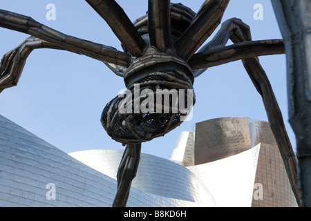 Maman von Louise Bourgeois, Spinne Skulptur im Gehrys Guggenheimmuseum, Bilbao, Spanien. Stockfoto