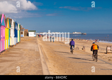 Menschen wandern und Radfahren entlang Southwold Strandpromenade an einem schönen Tag Stockfoto