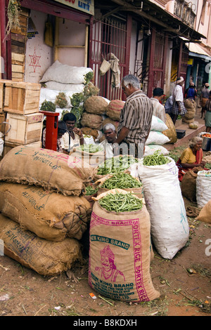 Indien Tamil Nadu Madurai Norden Avani Straße Basar Säcke mit Gemüse vor Laden Stockfoto