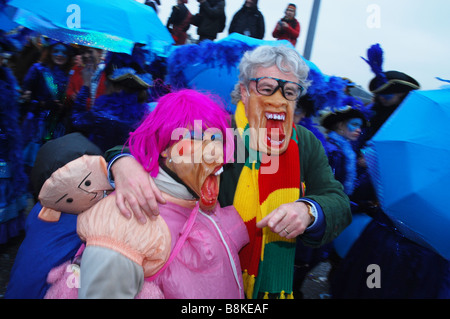 Porträt des reifes Paar feiert niederländischen Karneval mit hässlichen Gesichtsmasken hautnah Stockfoto