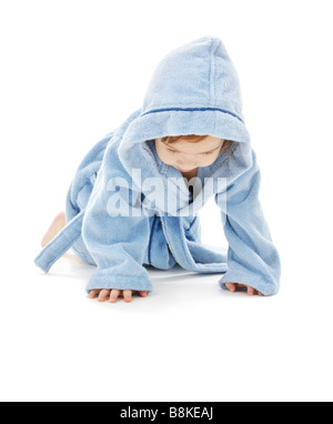 Baby Junge im blauen Gewand über weiß Stockfoto