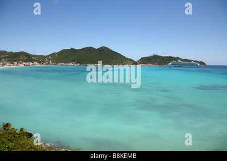 Ein Blick auf den Strand und den Hafen von Philipsburg auf der Karibik Insel Saint Martin auf den niederländischen Antillen. Stockfoto