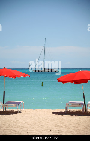 4 Liegestühle und 2 Sonnenschirme auf dem Paradies Strand von Saint Martin auf den niederländischen Antillen Stockfoto