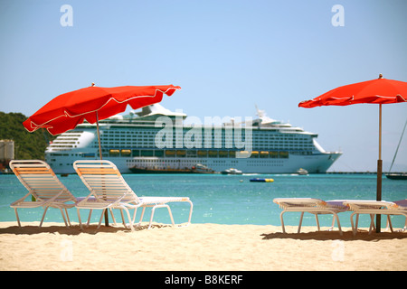 4 Liegestühle und 2 Sonnenschirme auf dem Paradies Strand von Saint Martin auf den niederländischen Antillen Stockfoto