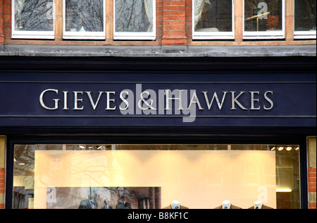 Ein Schild über der Gieves & Hawkes Herren Kleidung Shop, Sloane Square, London. Feb 2009 Stockfoto