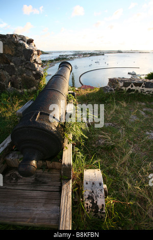 Blick aus einem Kanon in Fort St. Louis in der Stadt Marigot auf der Karibik Insel Saint Martin auf den niederländischen Antillen Stockfoto