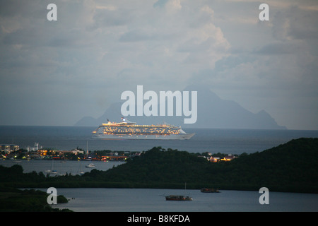 Blick während der Dämmerung über der Küste der Karibik Insel Saint Martin auf den niederländischen Antillen. Die Insel Saba ist ersichtlich Stockfoto