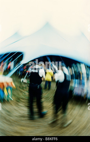 Glastonbury Festival, zwei Polizisten genießen Musik in die akustische Bühne Zelt Stockfoto