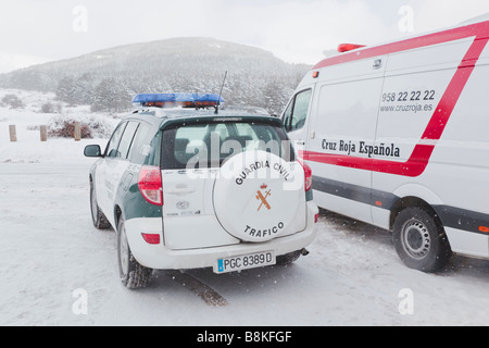 Spanische rote Kreuz Krankenwagen und Guardia Civil Fahrzeug Puerto De La Ragua Spanien Stockfoto