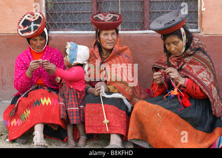 Quechua indische Frauen und Kinder, Willoq, Urubamba-Tal, Peru Stockfoto